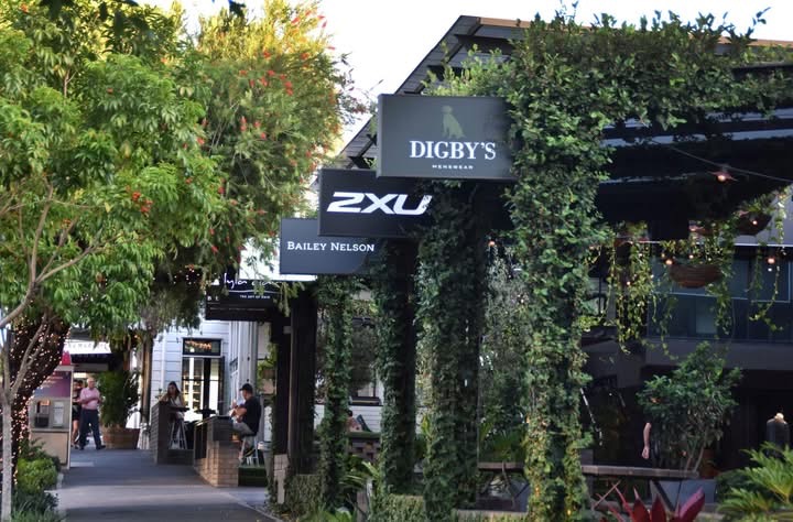 Shopping strip showing a modern building with greenery